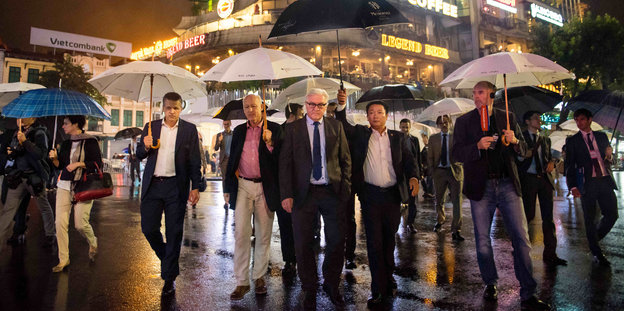 Frank-Walter Steinmeier läuft bei einem Besuch in Hanoi vor allen anderen