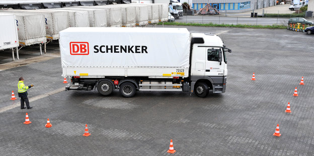Ein LKW trägt die Aufschrift "DB Schenker"