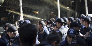 Die Polizei sprüht am Freitag Pfeffergas auf prokurdische Demonstranten in Ankara