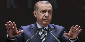 Der türkische Präsident Erdoğan hebt die Hände