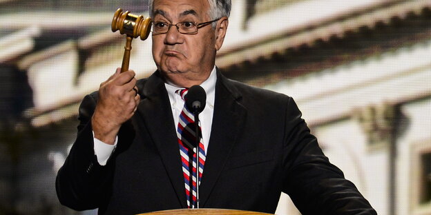 Barney Frank hält einen Hammer