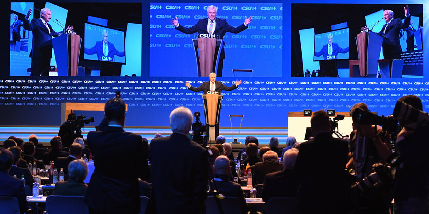 Horst Seehofer streckt auf dem CSU-Parteitag die Arme in die Breite