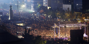 Große Menschenmenge auf einem Platz