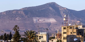 Von der griechischen Seite sieht man die türkische Flagge auf einem Berg auf der türkischen Seite von Nicosia