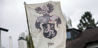 Flagge mit der Aufschrift "Plan" auf dem Grundstürkc eines bayerischen Reichsbürgers