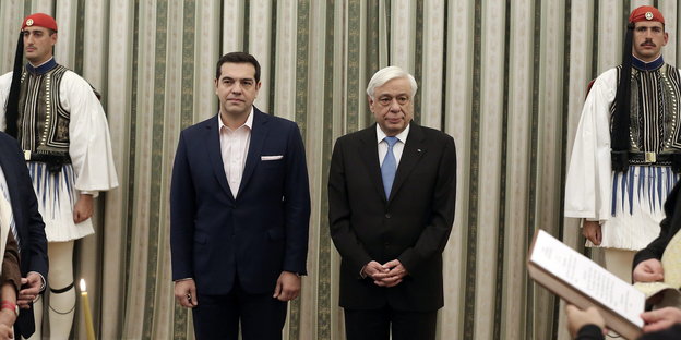 Regierungschef Alexis Tsipras und Präsident Prokopis Pavlopoulos stehen nebeneinander