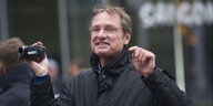Der Rechtspopulist Michael Johannes Stürzenberger hält eine Kamera hoch und gestikuliert