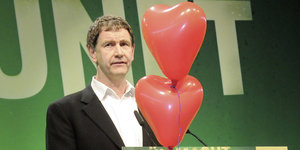 Hubert Ulrich steht bei einem Auftritt im Jahr 2009 neben herzförmigen Luftballons