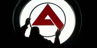 Das Logo der Bundesagentur für Arbeit, ein rotes A und ein Mann, der danach greift