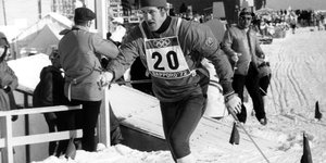 Altes Schwarz-Weiß-Bild von Ulrich Wehling beim Skilaufen 72 in Sapporo