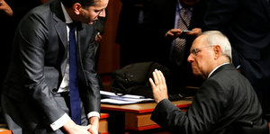 Bundesfinanzminister Wolfgang Schäuble hebt ablehnend die Hand, während er mit dem französischen Finanzminister und Eurogruppenpräsidenten Jeroen Djisselbloem spricht