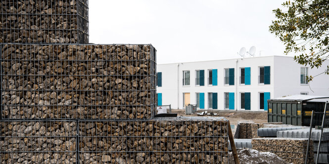 Ein Teil der vier Meter hohen Schallschutzmauer auf der Baustelle der Flüchtlingsunterkunft in München