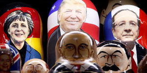 Russische Matroschka-Puppen zeigen die Porträts von Angela Merkel, Donald Trump, Francois Holland und anderen Politiker_innen