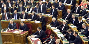 Blick auf die Reihen der Regierungsfraktion in Ungarns Parlament