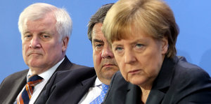 Horst Seehofer, Sigmar Gabriel und Angela Merkel blicken traurig