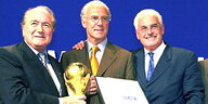 Blatter, Beckenbauer und Radmann mit dem WM-Pokal
