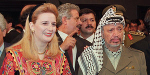 Jassir Arafat zusammen mit seiner Frau Suha bei einer öffentlichen Veranstaltung