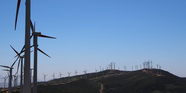 Windräder auf einer Bergkette in der Nähe von Tanger