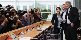 Eine große Gruppe von ournalisten fotografiert und filmt Frauke Petry, Georg Pazderski und Joerg Meuthen von der AfD bei einer Pressekonferenz