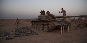 Soldaten an einem Panzer