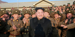 Kim Jong Un umringt von applaudierenden Soldaten