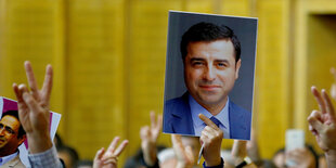 Plakat von HDP-Chef Demirtas im Parlament