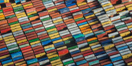 Vogelperspektive: viele Frachtcontainer in verschiedenen Farben