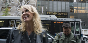 Porträt Conway vor Trump Tower