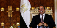 Abdel Fatah Al-Sisi sitzt und lacht