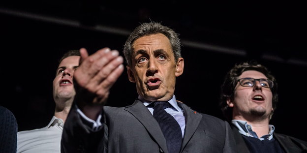 Sarkozy macht eine Geste