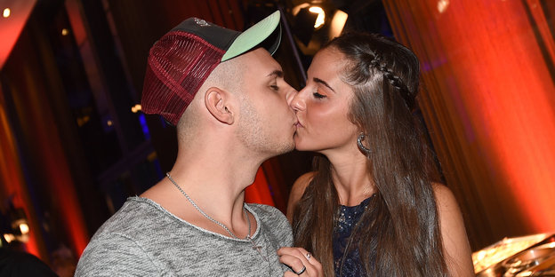 Pietro und Sarah Lombardi küssen sich
