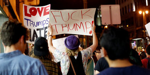 Menschen mit Anti-Trump-Plakaten