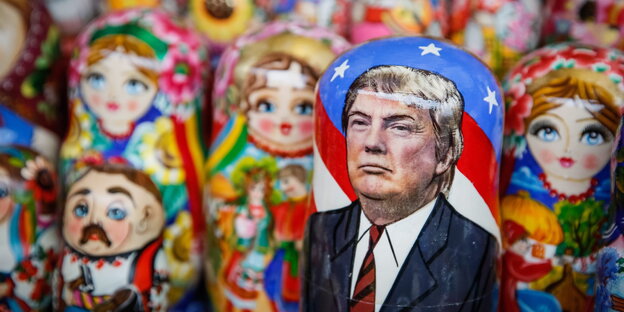 Matroschka-Puppen, dazwischen eine Trump-Figur