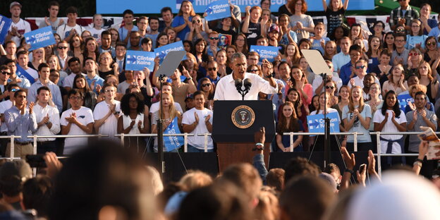 US-Präsiden Barack Obama steht an einem Rednerpult inmitten von Menschenmassen