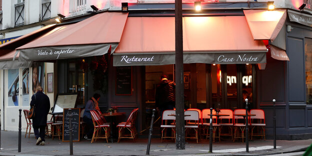 Es ist leer auf der Straße vor der Bar „Casa Nostra“ Es ist leer auf der Straße vor der Bar „Casa Nostra“