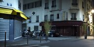 Eine düstere Straße in Paris, zwei geschlossene Eck-Cafés