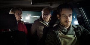 Die beiden „Tatort“-Kommisare sitzen in der Jubiläumsfolge im Taxi