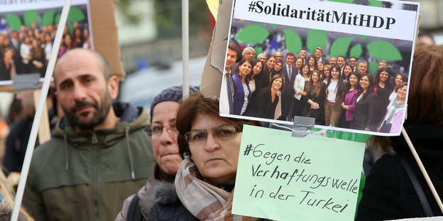 Eine Demonstrantin hält in Hamburg ein Schild hoch auf dem steht „Gegen die Verhaftungswelle in der Türkei“