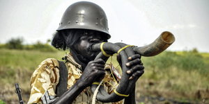 Ein Kämpfer der Sudanesischen Volksbefreiungsarmee bläst in ein Horn