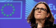 EU-Kommissarin Cecilia Malmström guckt vor blauem Hintergrund mit gerunzelter Stirn nach oben