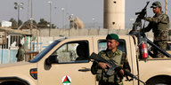 Afghanische Soldaten stehen vor dem US-Stützpunkt Bagram