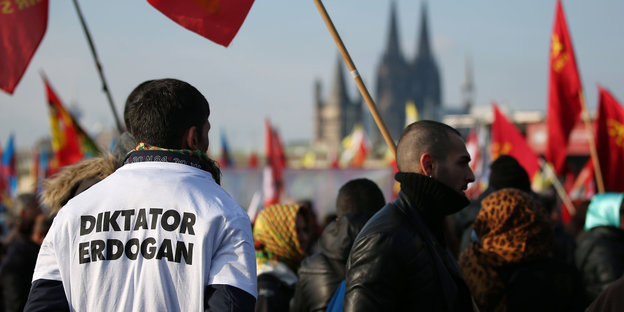 Auf dem T-Shirt eines Demonstranten in Köln steht "Diktator Erdogan"