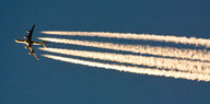 Flugzeug mit Kondenzstreifen am Himmel