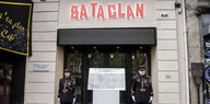 Zwei Uniformierte vor dem Eingang des „Bataclan“