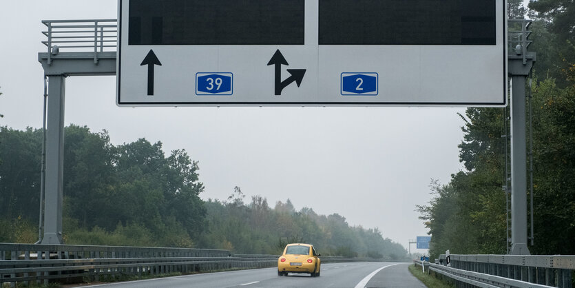 Auto auf der Autobahn. Auf dem Richtungsschild wird nichts angezeigt