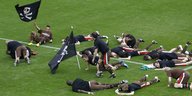 Mehrere Spieler des 1. FC St. Pauli liegen am Boden