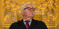 Porträt Steinmeier vor goldenem Hintergrund
