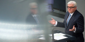 Außenminister Frank-Walter Steinmeier steht an einem Rednerpult im Deutschen Bundestag
