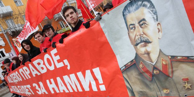 ürger von Rjasan begehen mit Stalin-Spruchbändern den diesjährigen Tag der Oktoberrevolution.
