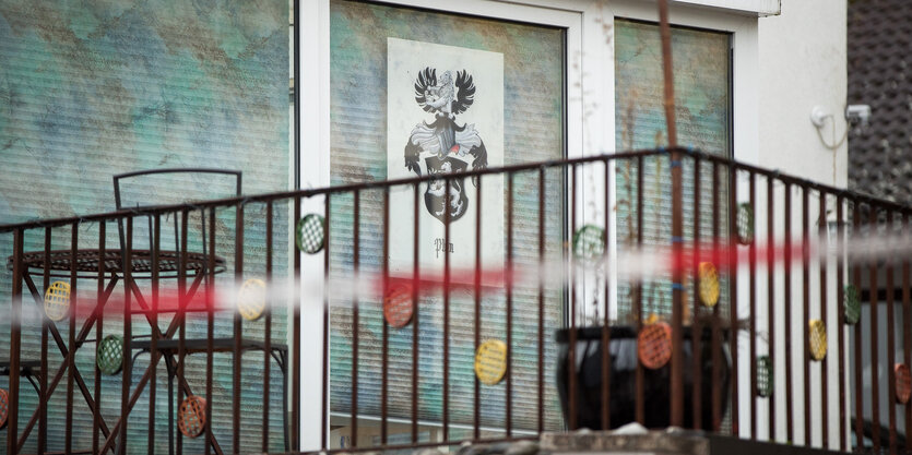 Blick auf ein Haus, in dem im Oktober ein Reichsbürger bei einer Razzia mehrere Polizisten angeschossen hatte, von denen einer seinen Verletzungen erlag.